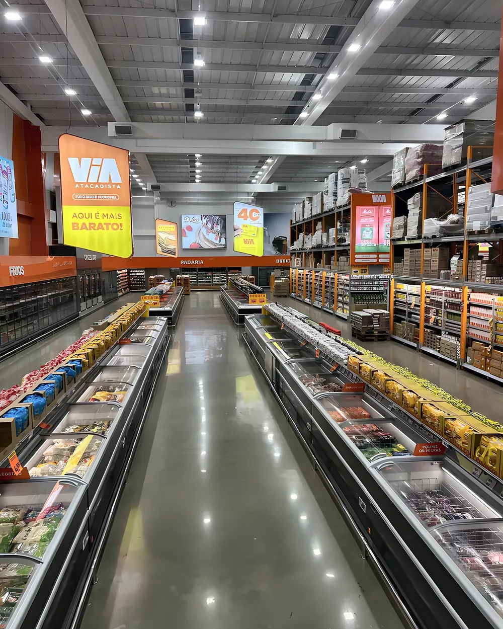 Corredor de refrigerados do Via Atacadista, em Chapecó, com iluminação de grande área
